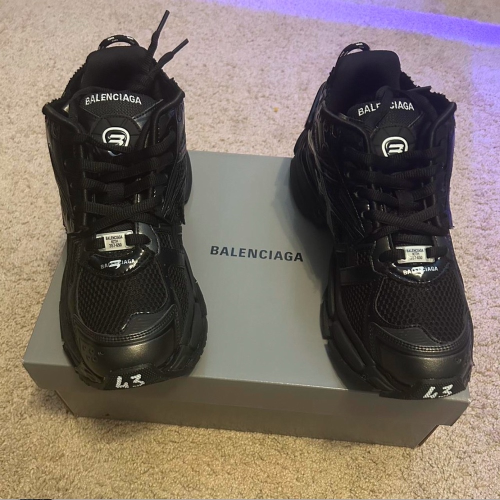 Balenciaga runners size 43
